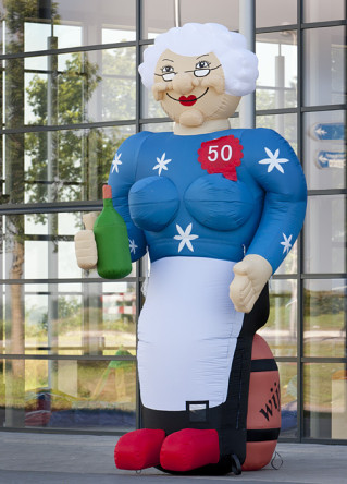 Huur een opblaasbare Sarah voor een 50e verjaardag – 3,5 meter hoog!